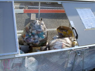 ゴミステーション（折りたたみ式）ゴミを入れた状態